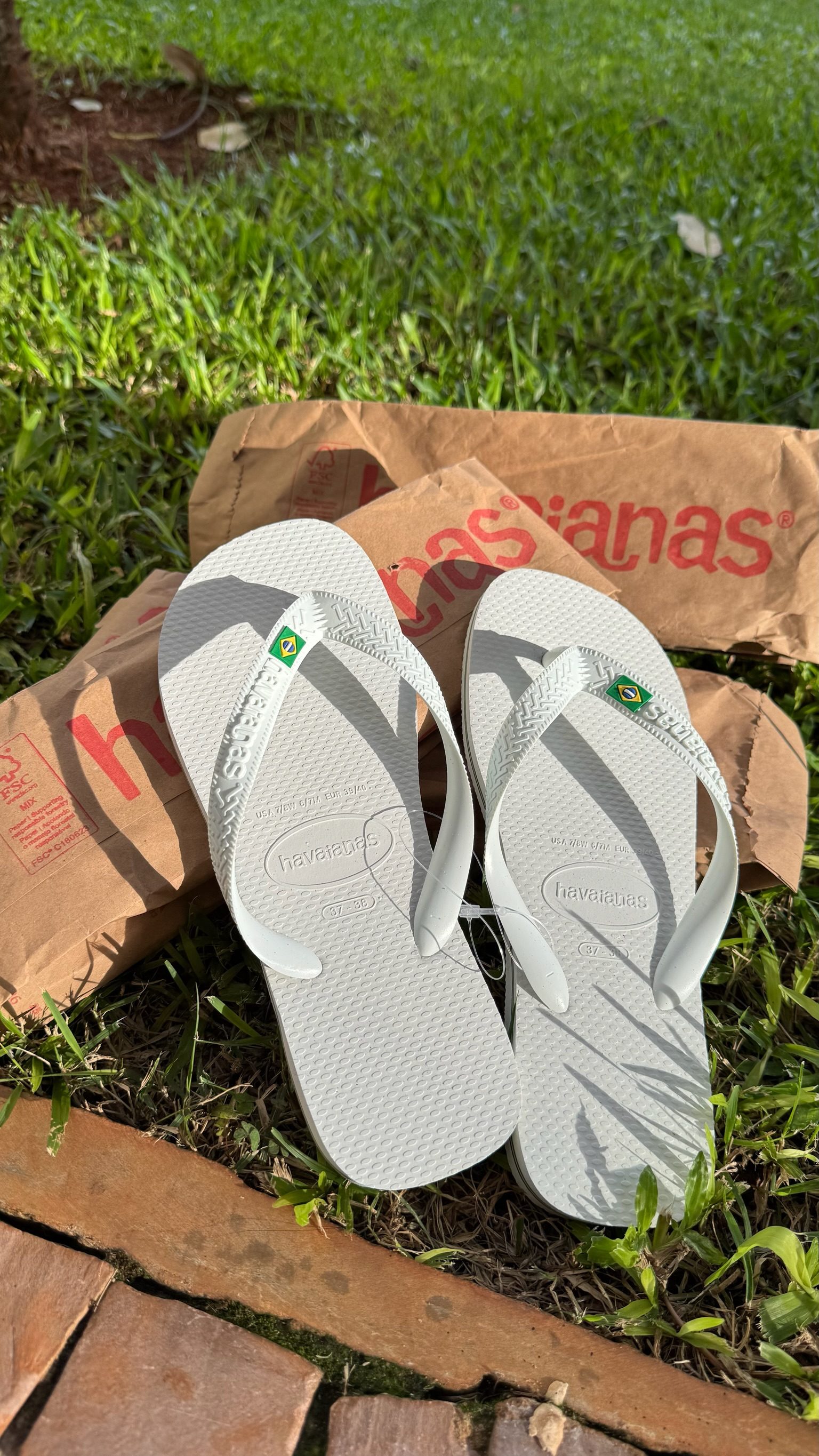 Havaianas branca Assisseller — detalhe da tira